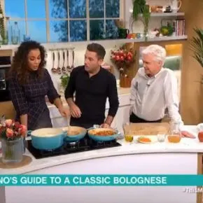 Gino D’Acampo, lo chef napoletano sbotta alla tv inglese in diretta per i funghi e la panna acida nel ragù (Video)