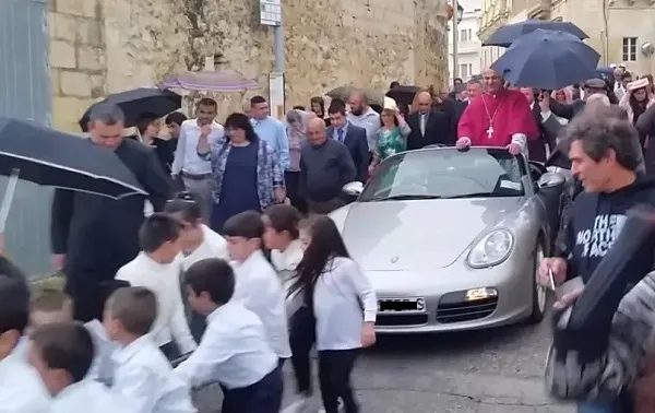 L’Arcivescovo festeggia la nuova nomina su una Porche trainata da 50 bambini (VIDEO)