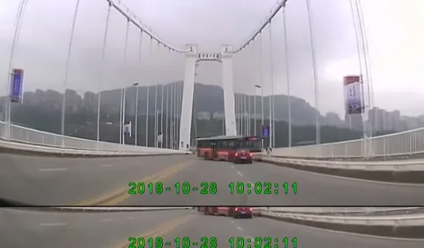 Autista e passeggera litigano: precipita bus, 13 sono i morti (VIDEO)