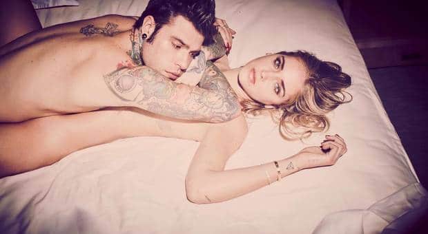 Fedez e Chiara Ferragni foto nudi a letto, lo scatto virale sui social