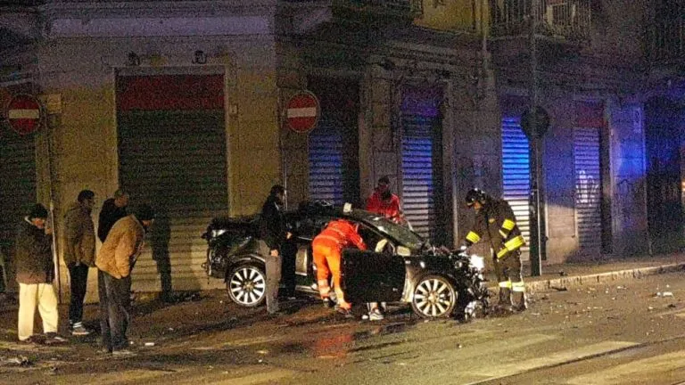 Torino, auto contro bus: nove feriti, uno grave