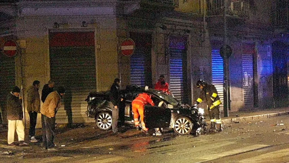 Torino, auto contro bus: nove feriti, uno grave