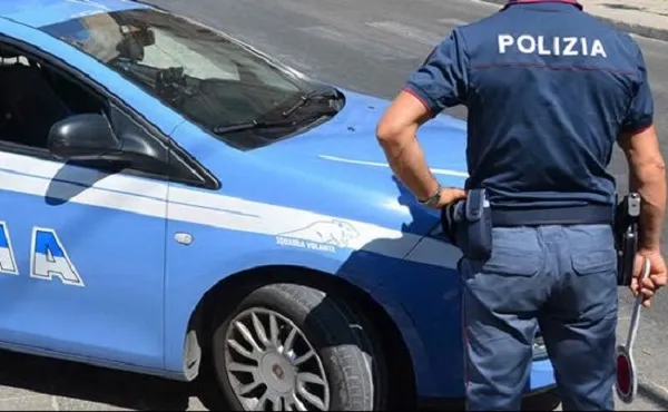 Napoli: mette guinzaglio alla compagna che vuole lasciarlo, arrestato