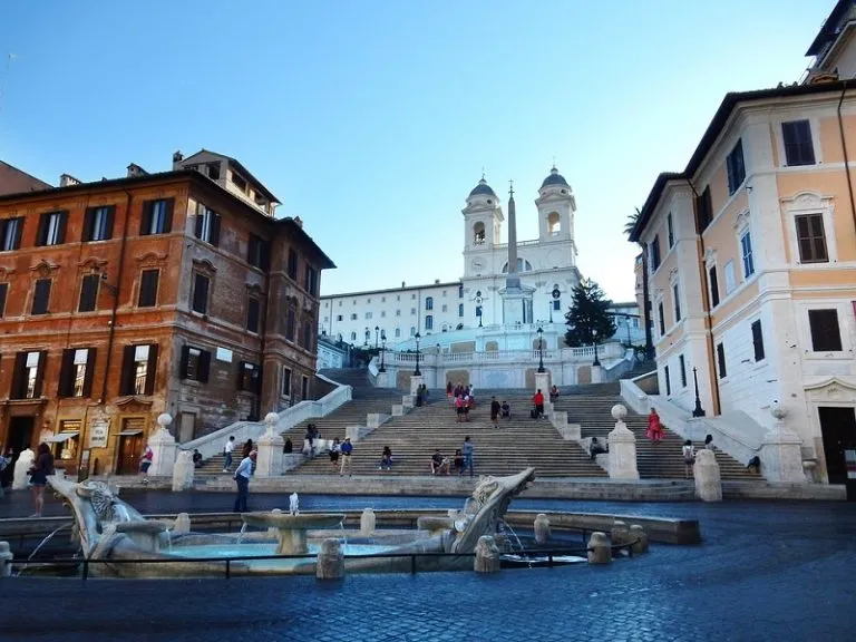 Roma: tragedia a piazza di Spagna, muore turista dopo malore