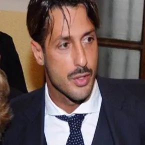 Frabrizio Corona resta ancora in carcere, l’avvocato: “Scrive appunti di lavoro”