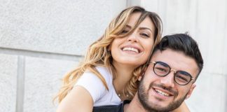 Lorenzo Riccardi e Claudia Dionigi fanno un tatuaggio di coppia pronti per la convivenza