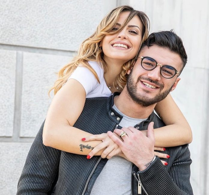 Lorenzo Riccardi e Claudia Dionigi fanno un tatuaggio di coppia pronti per la convivenza