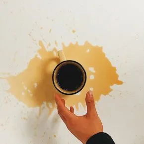 Come eliminare le macchie di caffè dai vestiti