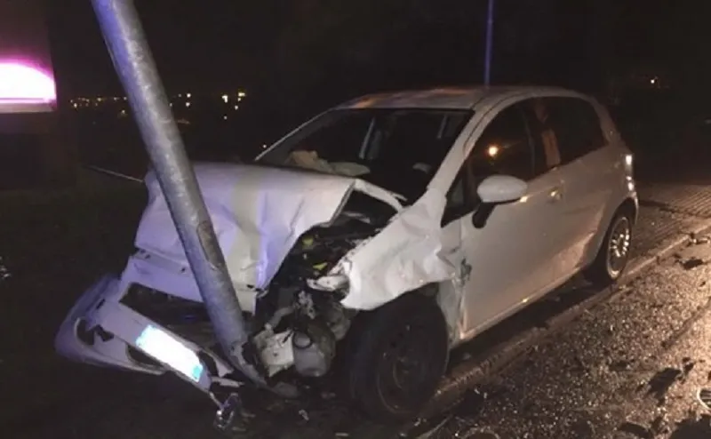 Brescia: due giovani morti a Calvagese della Riviera, auto schiantata contro palo