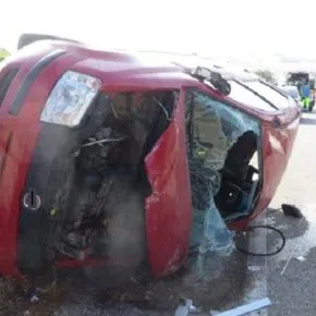Milano: auto si ribalta su via Emilia a San Giuliano Milanese, ragazza incastrata tra le lamiere