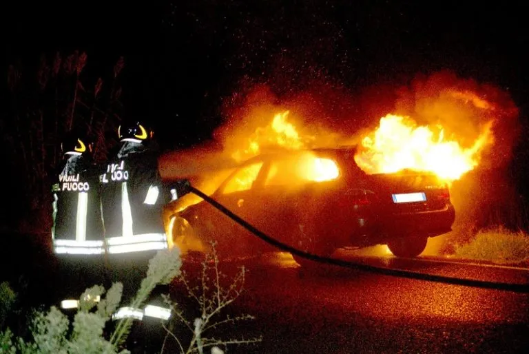 Pisa: auto si schianta contro bus a Pontedera e va a fuoco, morto il 32enne Gilberto Biasci
