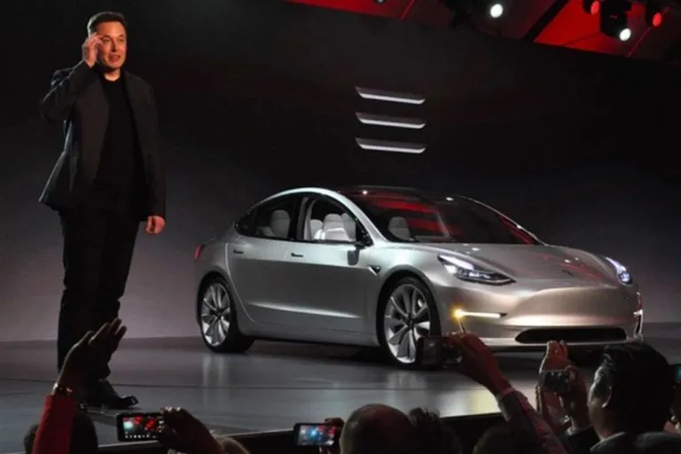 Tesla, sul mercato il modello low cost Standard Range: caratteristiche e prezzo