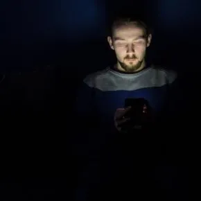 Insonnia: niente smartphone la sera prima di dormire, spiegato il motivo