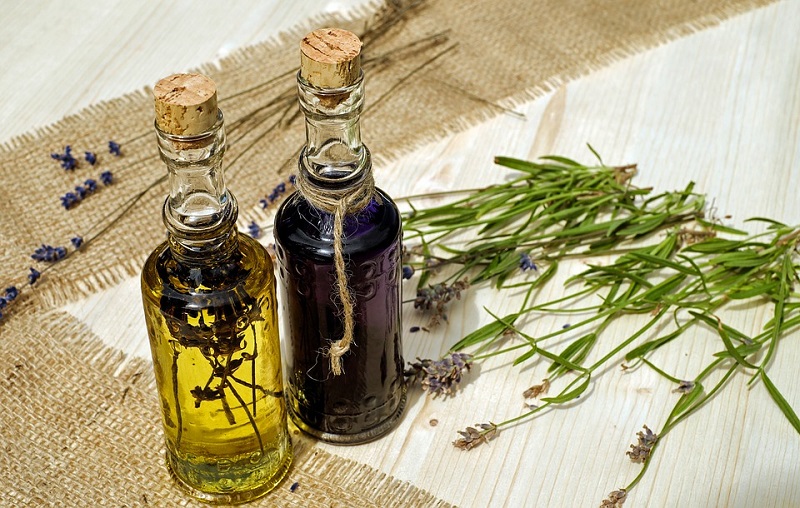 Olio di iperico a cosa serve, usi e come prepararlo in casa zz7 Curiosità, news ed informazioni Olio di iperico a cosa serve, usi e come prepararlo in casa zz7 Curiosità, news ed informazioni
