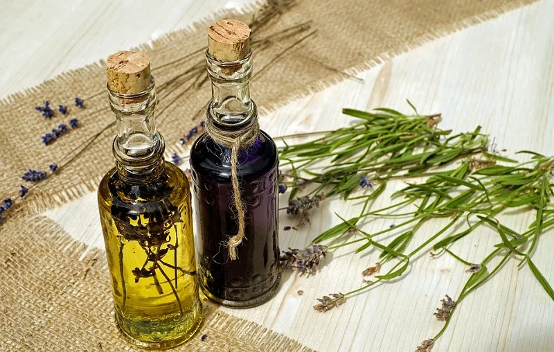Olio di iperico: a cosa serve, usi e come prepararlo in casa