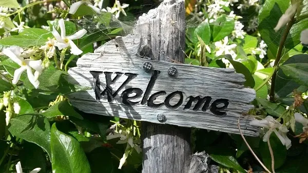 Come abbellire il giardino con elementi decorativi
